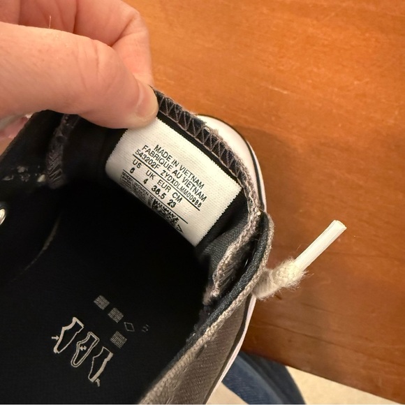 Converse - Picture 3 of 4